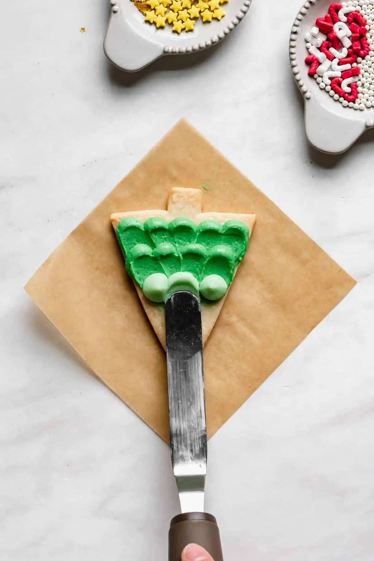 Offset spatula making the design in the icing.