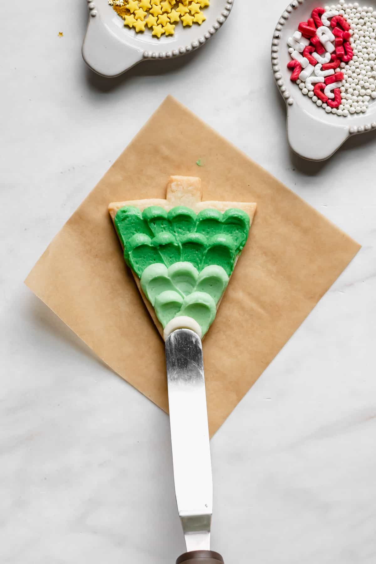 Offset spatula making the design in the icing.