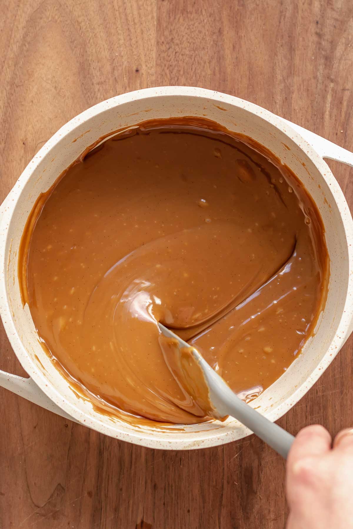 Smooth, finished caramel in a pot.