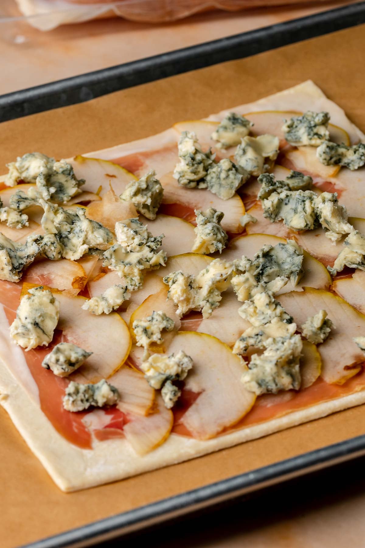 Gorgonzola crumbled on top of the pears, prosciutto and puff pastry.